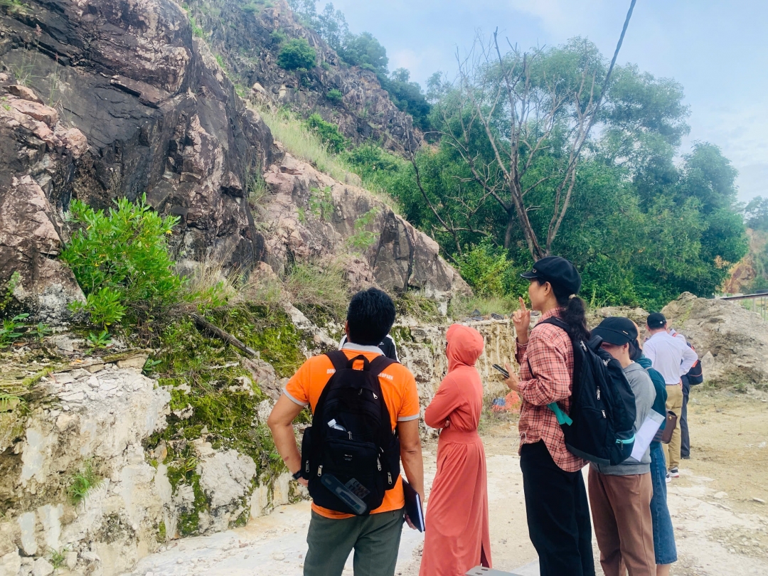 Khảo sát phun trào andesit tuổi Creta ở núi Chóp Chài
Ảnh: Công viên địa chất Phú Yên