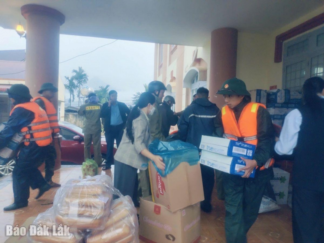 Cán bộ, chiến sĩ các đơn vị tham gia hỗ trợ lương thực thực phẩm cho người dân ở vùng ngập lũ thuộc xã Yang Mao.