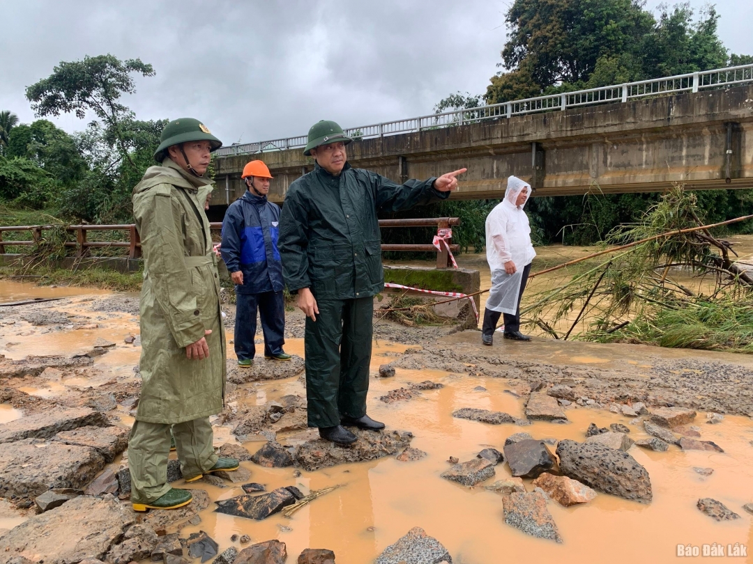 Uỷ viên Ban Thường vụ Tỉnh ủy, Phó Chủ tịch Thường trực HĐND tỉnh Từ Thái Giang kiểm tra tình hình, thăm hỏi động viên lực lượng đang tham gia công tác phòng chống lũ lụt ở xã Yang Mao. Ảnh: K. Chi