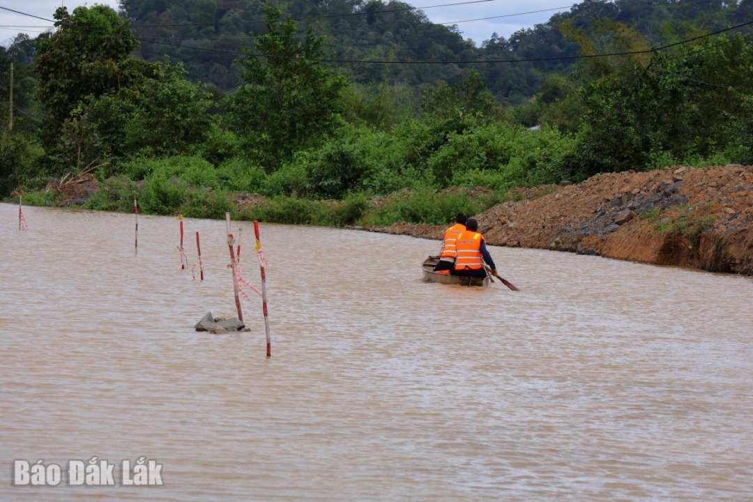 Lực lượng chức năng chèo thuyền qua