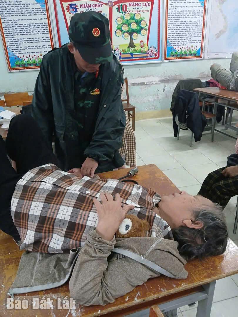 Ân cần khám chữa và hỏi thăm sức khỏe từng người.