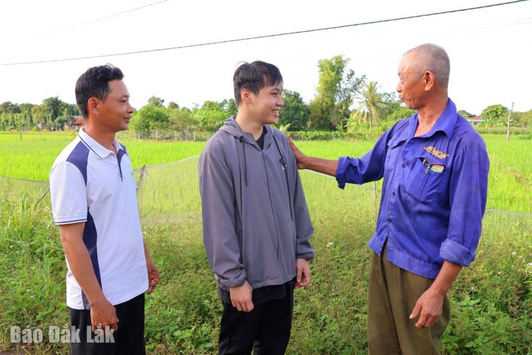 Người có uy tín chuyện trò cùng thanh niên tình nguyện nhập ngũ và người thân gia đình.