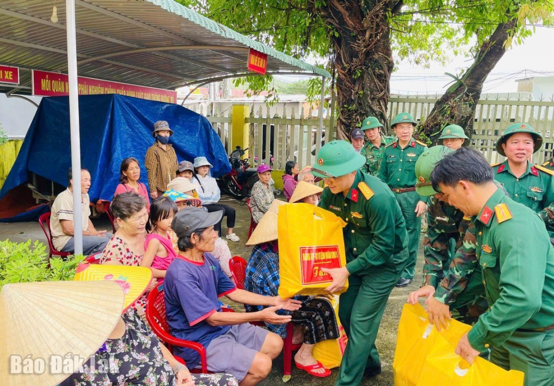 Đoàn công tác thăm hỏi, trao quà tặng người dân trên địa bàn