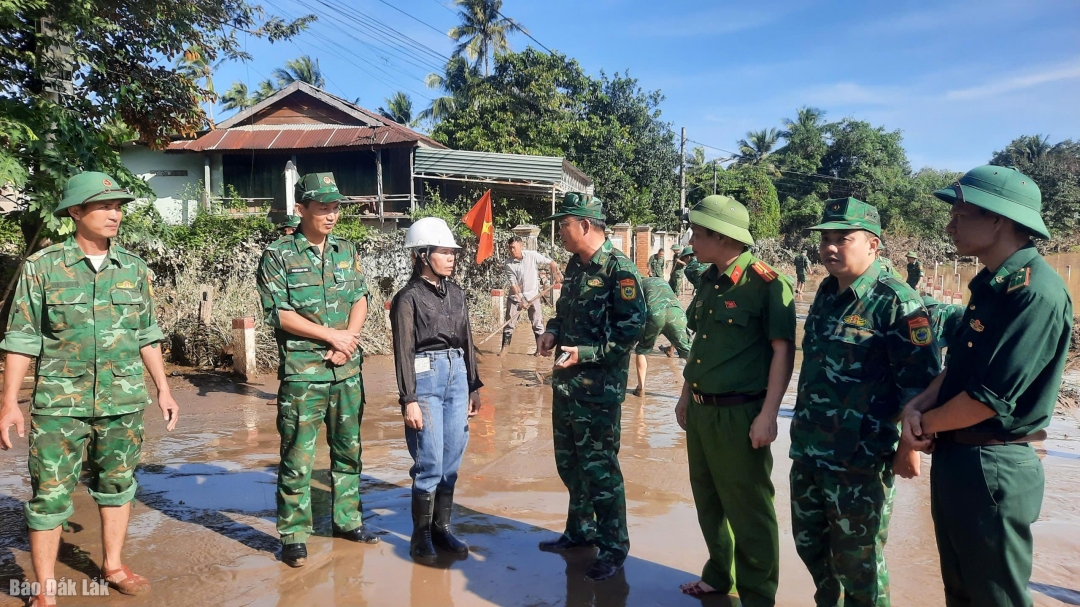 Lãnh đạo Ban Chỉ huy Bộ đội Biên phòng và lãnh đạo xã Buôn Đôn trao đổi thông tin, tình hình khắc phục hậu quả sau lũ.