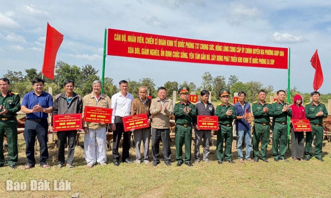 Chỉ huy Đoàn trưởng KTQP 737 và lãnh đạo địa phương trao mô hình cho bà con.