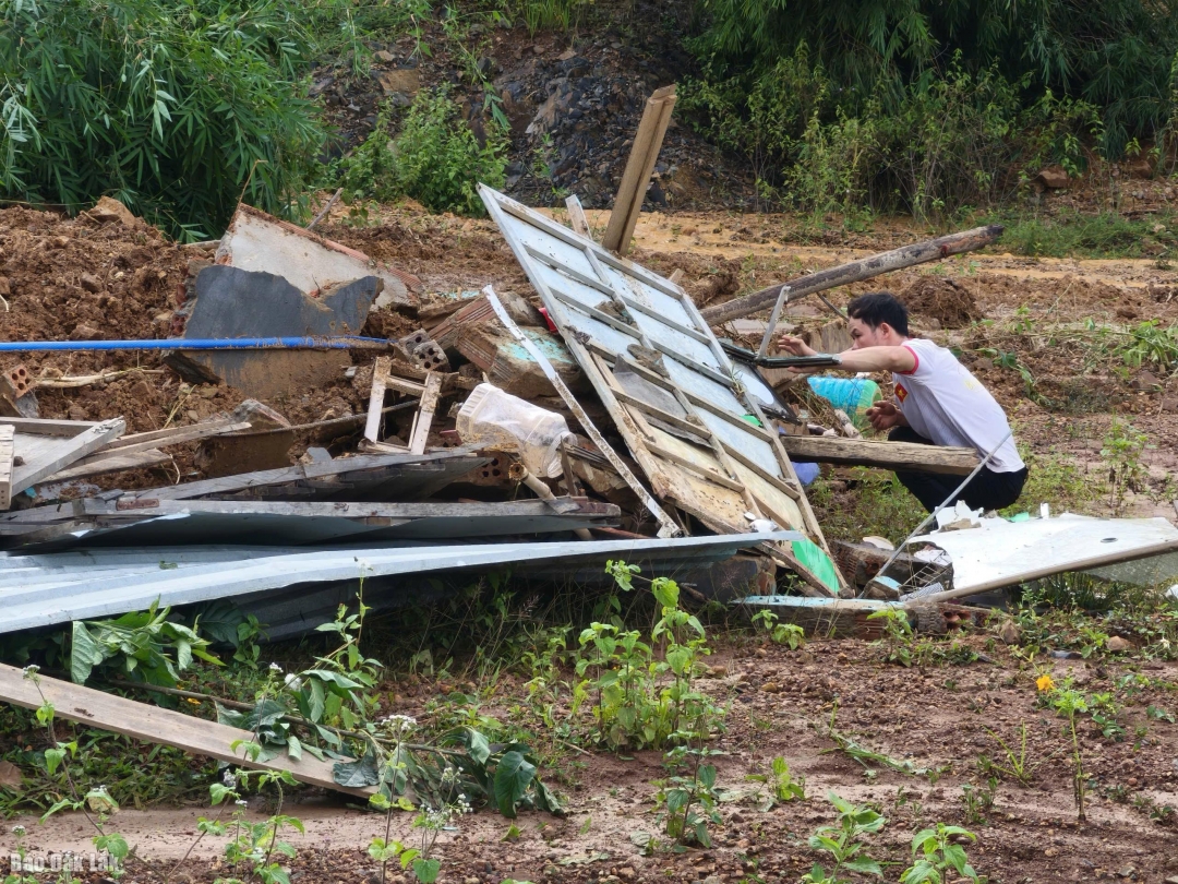 Nhà người dân ở xã Yang Mao bị sập hoàn toàn do đợt mưa lũ vừa qua.