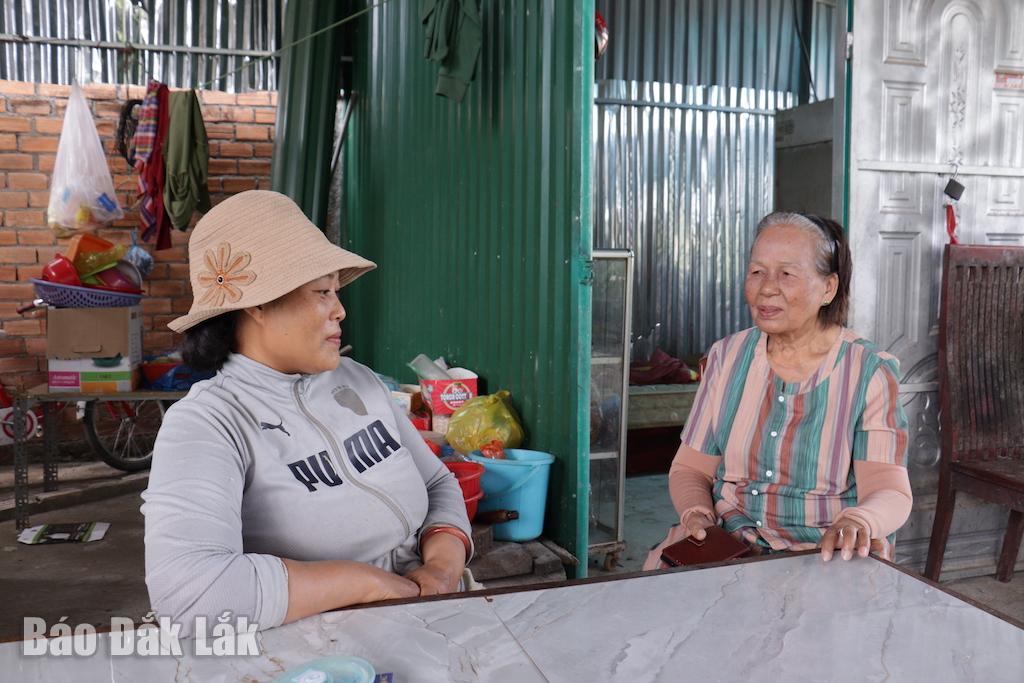 ... Gần gũi, chuyện trò cùng bà con trong thôn.