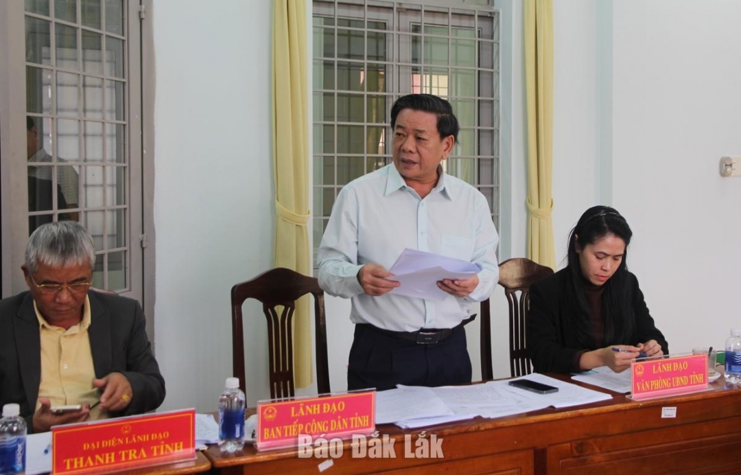 Đại diện Ban tiếp công dân tỉnh nêu ý kiến tại buổi tiếp công dân.