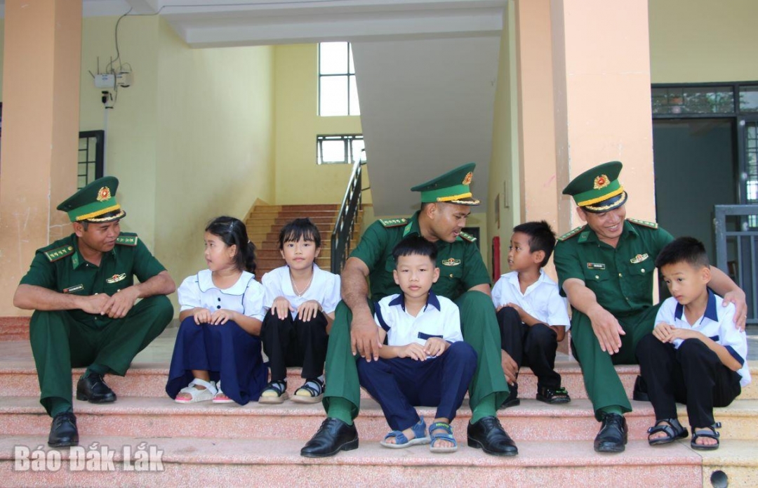 Bộ đội Biên phòng chuyện trò, động viên học sinh vùng biên Buôn Đôn học tập.