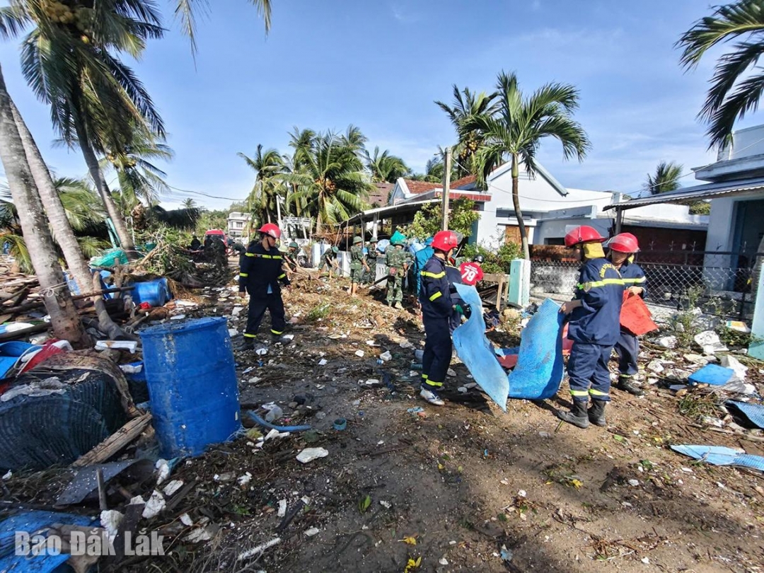 Lực lượng Cảnh sát phòng cháy, chữa cháy và cứu nạn, cứu hộ khu vực 9 - Công an tỉnh thu dọn, thông tuyến tại phường Sông Cầu.