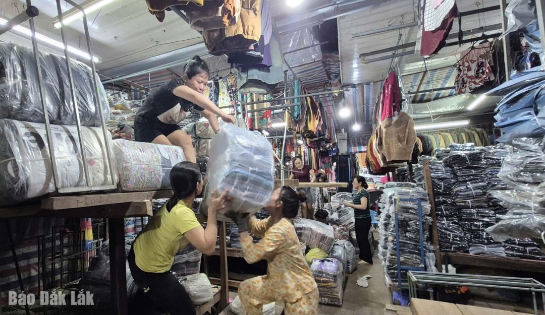 Tiểu thương chủ động đưa tài sản lên cao để tránh thiệt hại