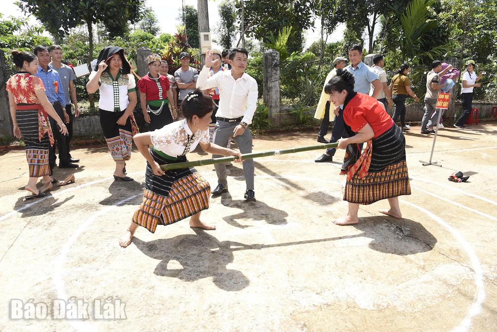 Nhiều trò chơi dân gian như: đẩy gậy vẫn còn duy trì trong phần Hội tại Lễ hội Mừng lúa mới của đồng bào Thái ở xã Ea Kiết. Ảnh: Đỗ Lan
