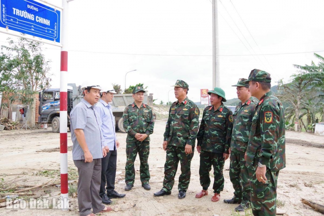 3.	Thiếu tướng Trần Thanh Hải, Phó Tư lệnh Quân khu 5 trao đổi, chia sẻ với chính quyền địa phương xã Đồng Xuân.