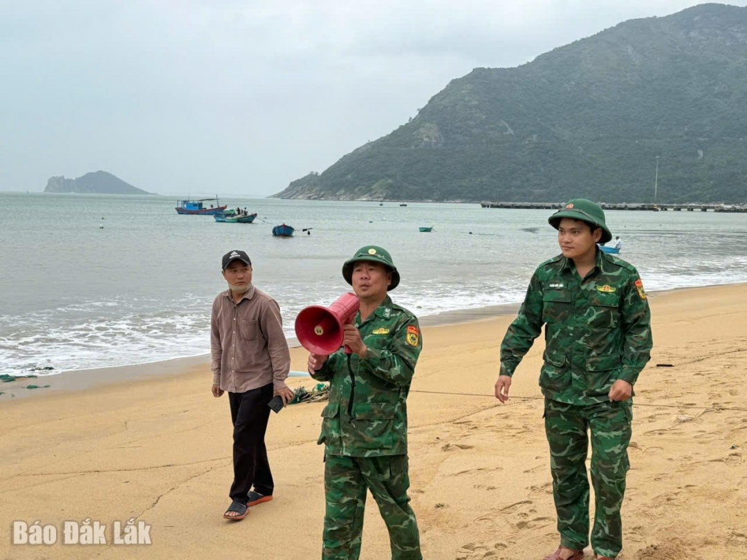 Cán bộ, chiến sĩ Đồn Biên phòng Cửa khẩu cảng Vũng Rô vận động bà con những nơi nguy hiểm di dời đến nơi trú tránh an toàn.