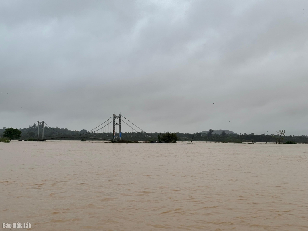 Hai tuyến đường nối cầu treo Ea Chai ngập sâu trong nước.