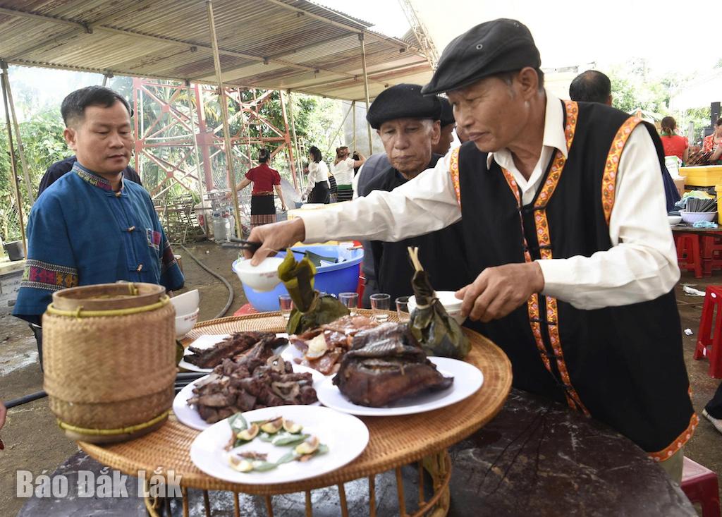 Mâm lễ được chuẩn bị chu đáo để tiến hành nghi lễ cúng mừng lúa mới của đồng bào Thái ở xã Ea Kiết.