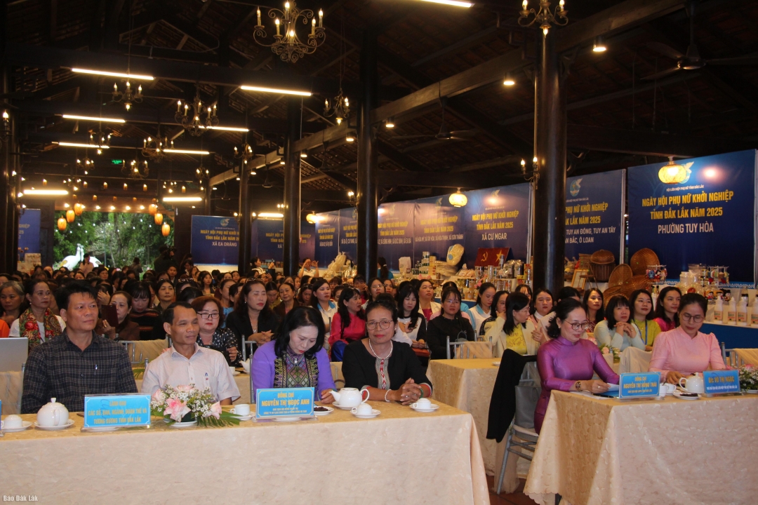 Các đại biểu tham dự diễn đàn.