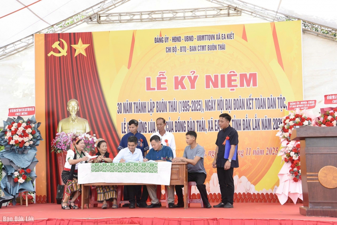 phong trào thi đua: “ Đoàn kết xây dựng đời sống văn hóa, giữ gìn bản sắc, văn hóa dân tộc, hướng tới tương lai, phát triển bền vững.”