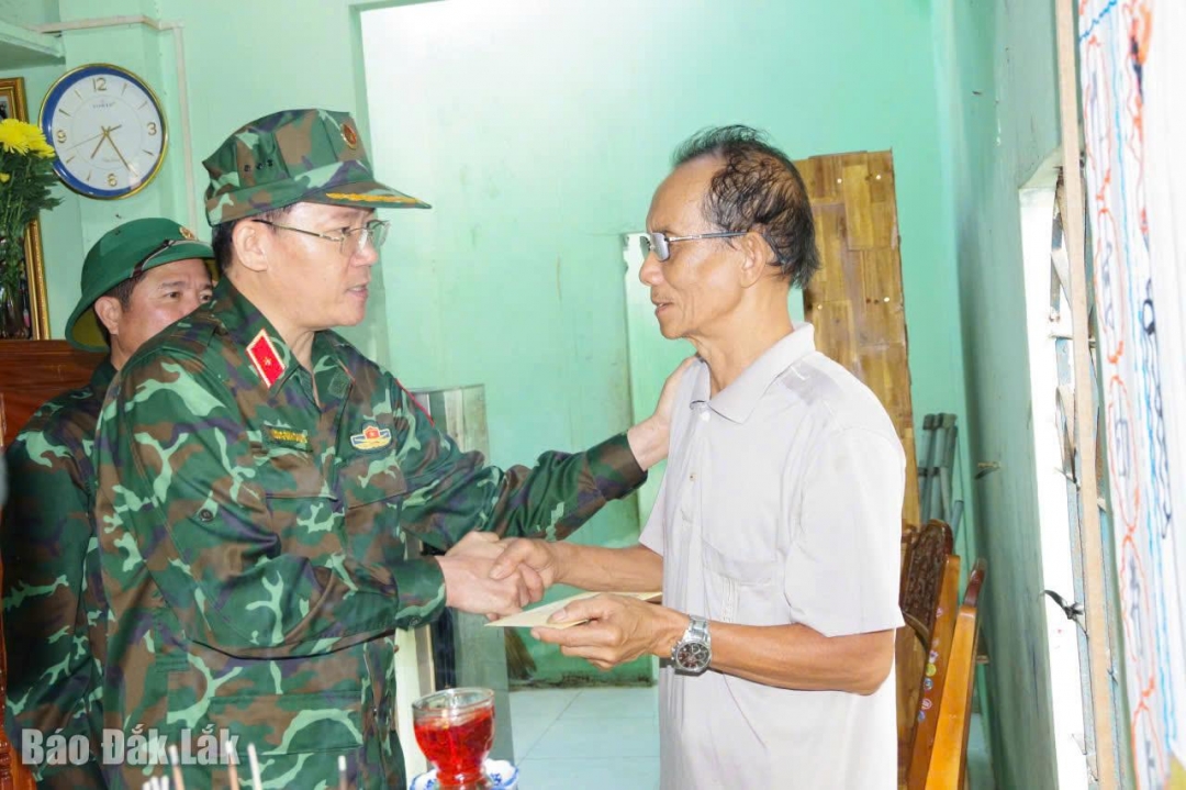 Thiếu tướng Lương Đình Chung, Bí thư Đảng ủy, Chính ủy Quân khu thăm hỏi, động viên gia đình có người mất trong cơn bảo số 13.