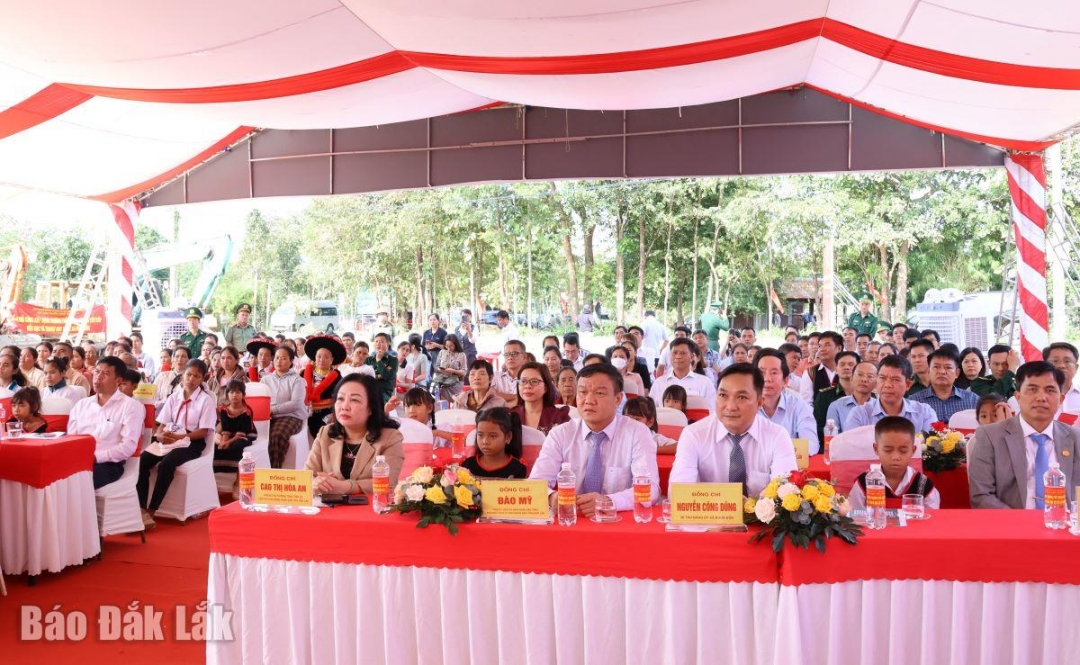 Các đại biểu tham dự lễ khởi công tại xã biên giới Buôn Đôn.