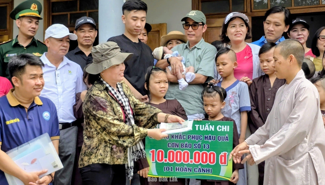 Đoàn trao tiền hỗ trợ cho Mái ấm tình thương Chùa Hải Sơn. Ảnh: Nhật Huy