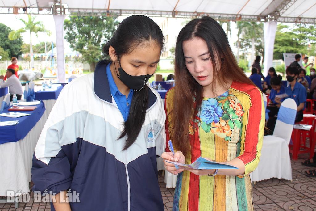 Cán bộ Trung tâm Dịch vụ việc làm tỉnh tư vấn việc làm cho đoàn viên, thanh niên xã Ea Súp.