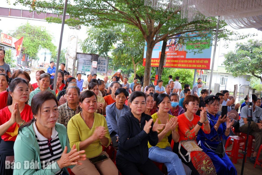 Nhân dân trên địa bàn vui Ngày hội đại đoàn kết toàn dân tộc.