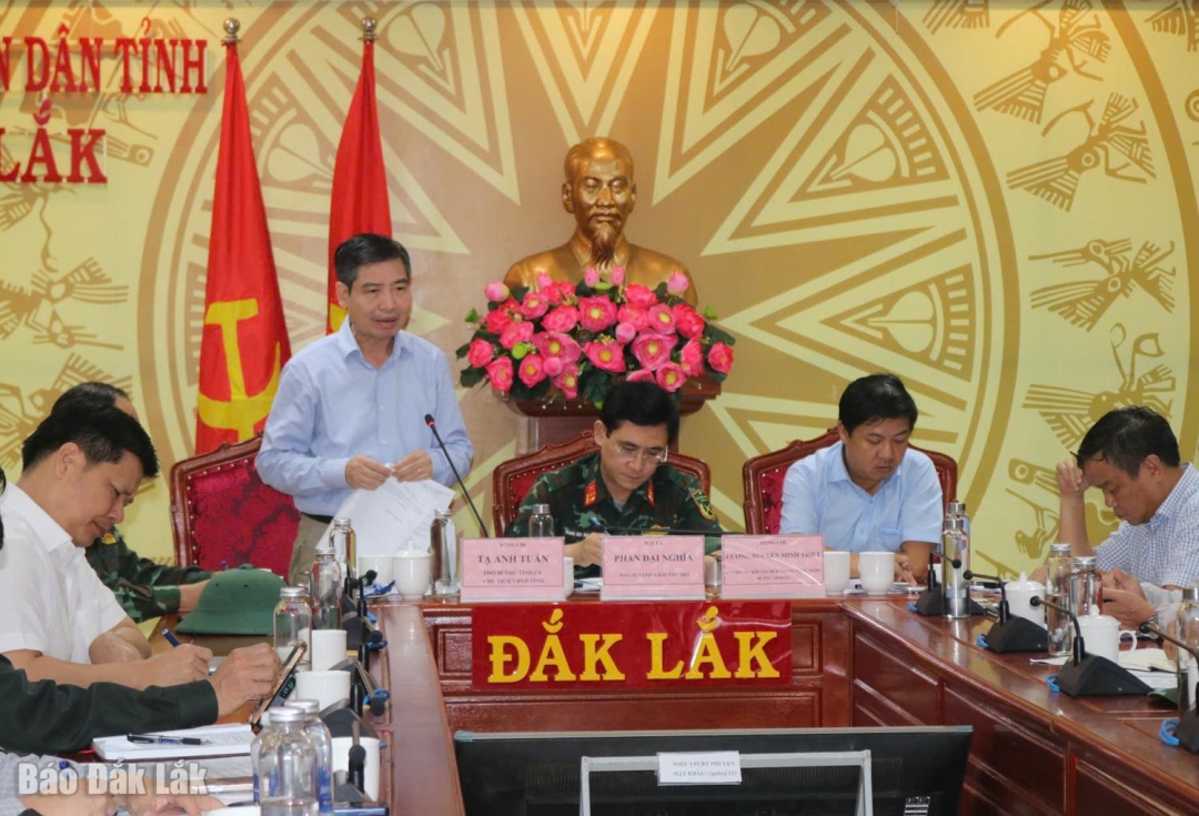 Chủ tịch UBND tỉnh Tạ Anh Tuấn báo cáo tình hình mưa lũ trên địa bàn Đắk Lắk tại cuộc họp.