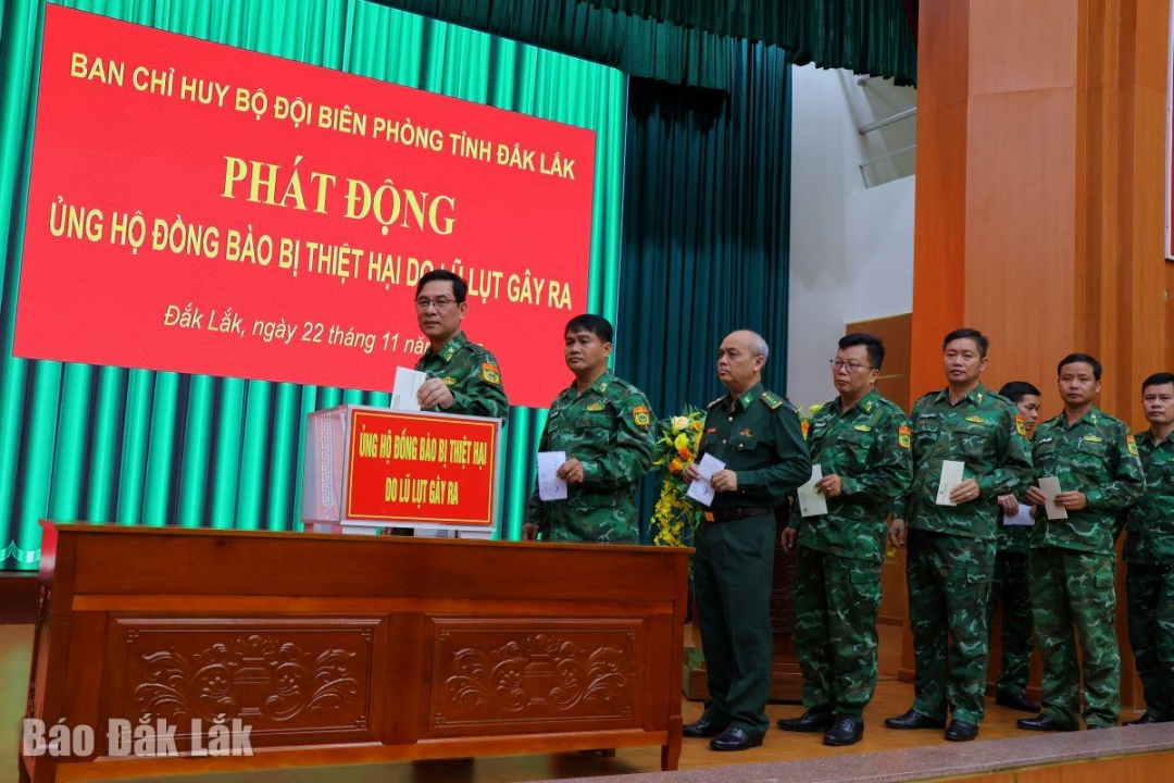 Chiều 21/11, cán bộ, chiến sĩ Ban Chỉ huy BĐBP Đắk Lắk tham gia ủng hộ hơn 50 triệu đồng.