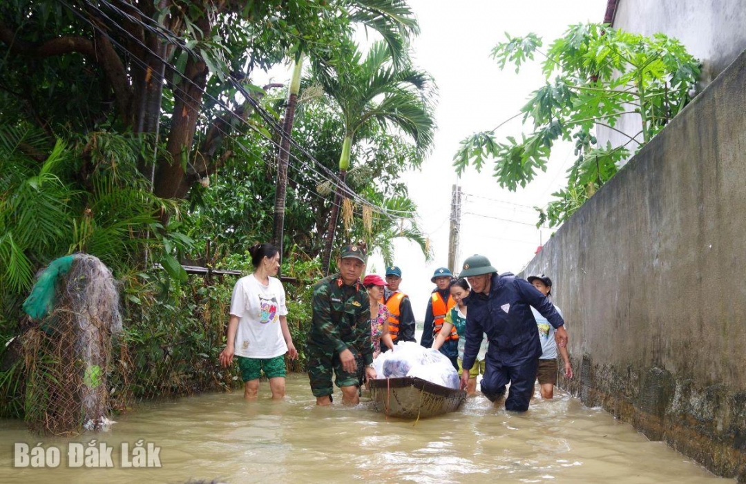 Bộ đội dùng xuồng