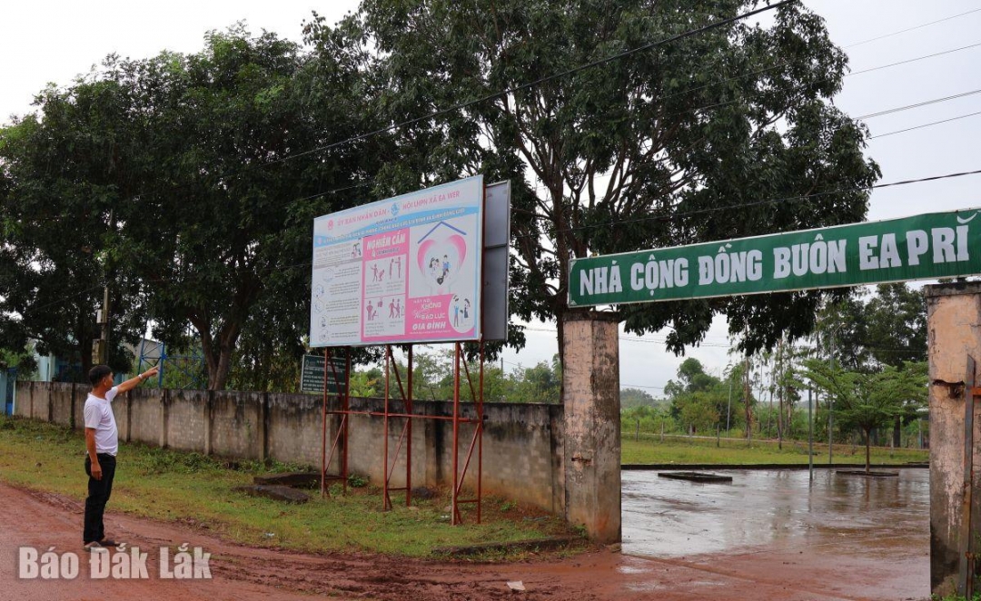 Xây dựng panô tuyên truyền bình đẳng giới ở tại buôn Ea Pri.