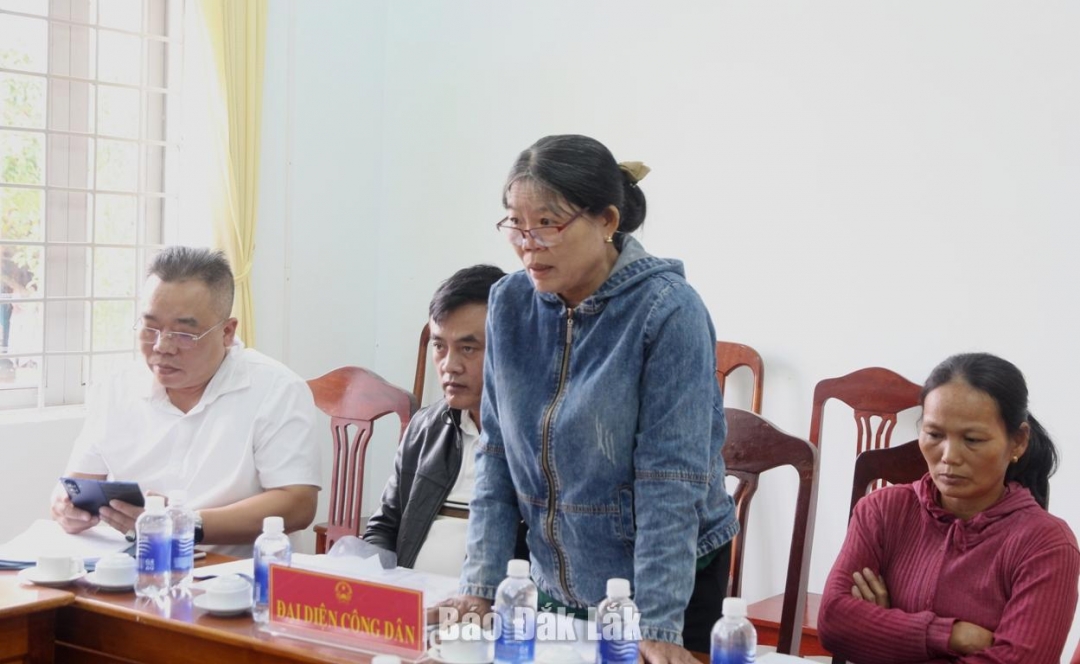 Đại diện công dân ở xã Ea Súp trình bày ý kiến tại buổi tiếp công dân.