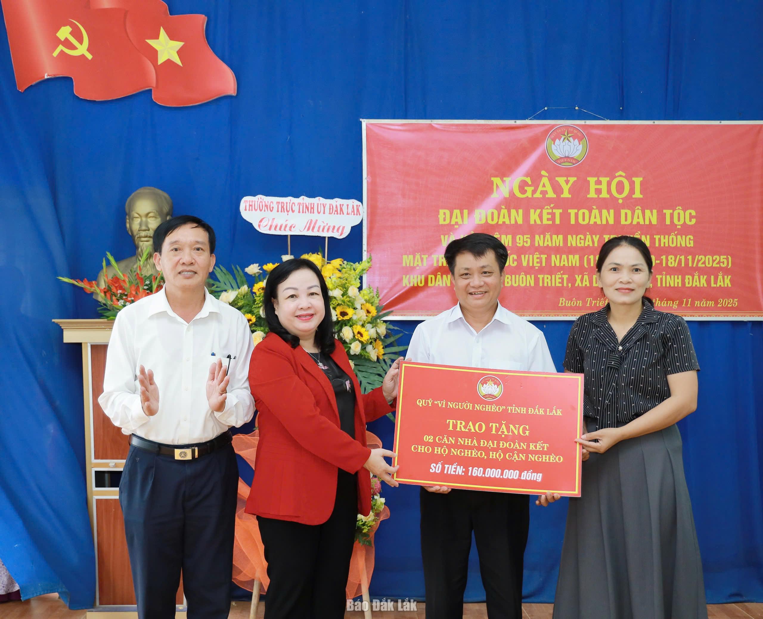 Bí thư Tỉnh ủy Lương Nguyễn Minh Triết và Phó Bí thư Tỉnh ủy, Chủ tịch Ủy ban MTTQ Việt Nam tỉnh Y Giang Gry Niê Knơng trao kinh phí hỗ trợ xây dựng nhà và tặng quà người dân