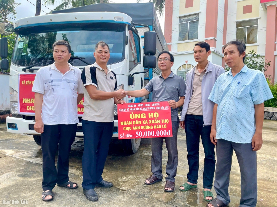 Phó Bí thư Thường trực Đảng ủy xã Dray B hăng Lê Thế Thống tặng kinh phí hỗ trợ khắc phục hậu quả do bão lũ cho xã 