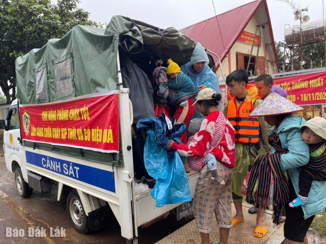 Người dân được lực lượng chức năng hỗ trợ đưa về nơi trú an toàn.