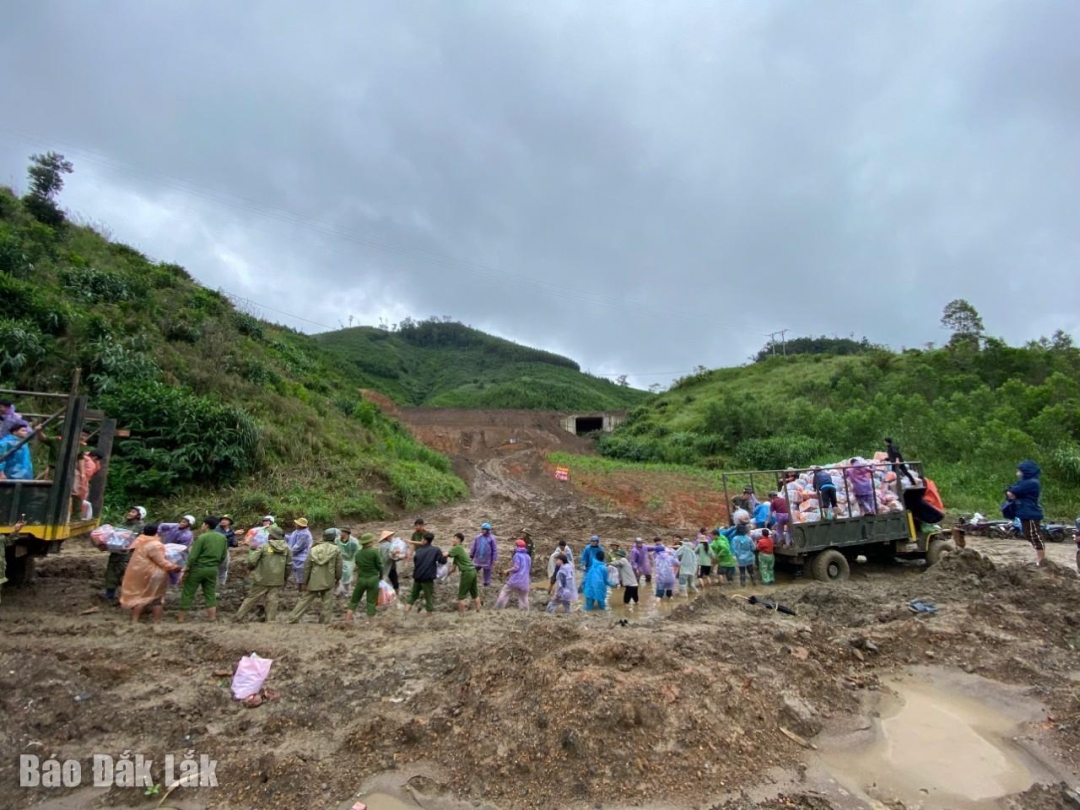 Cán bộ, chiến sĩ Trại Tạm giam số 1 Công an tỉnh tiếp tế nhu yếu phẩm đến thôn Cư Dhắt (xã Yang Mao).