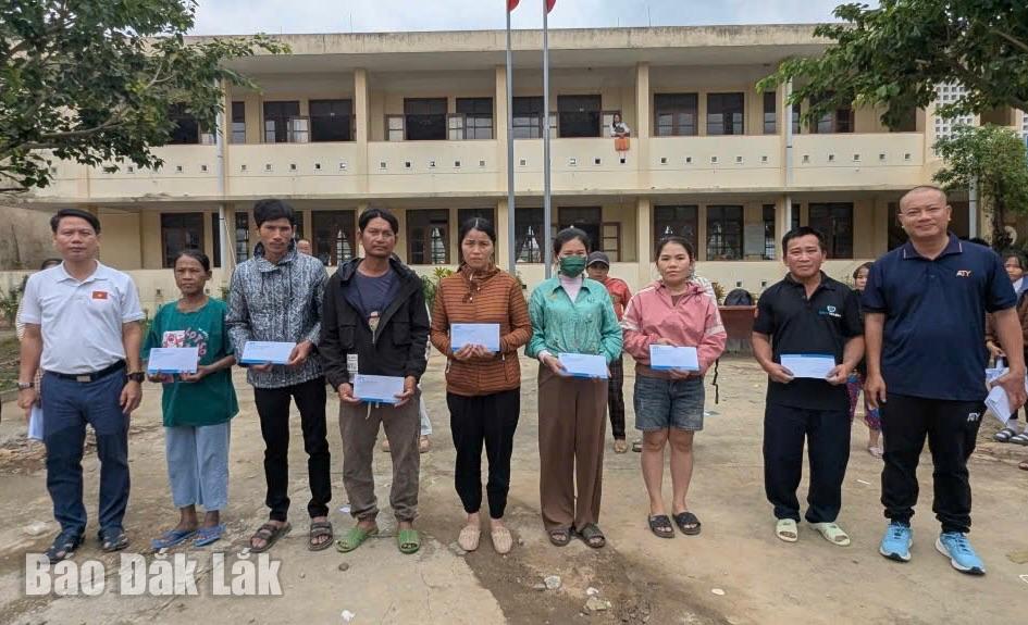 Đại diện các đơn vị trao quà cho người dân