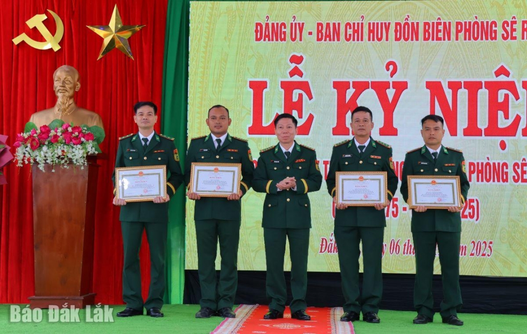 Đại tá Đỗ Quang Thấm trao bằng khen của UBND tỉnh tặng các tập thể, cá nhân.