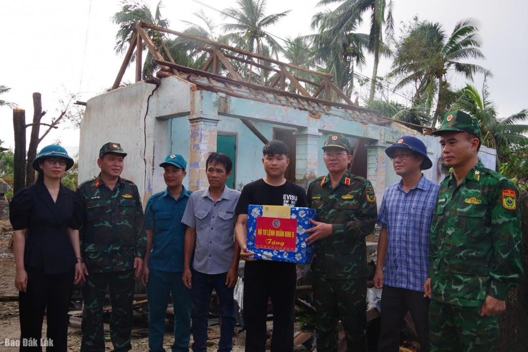 Thiếu tướng Lương Đình Chung, Bí thư Đảng ủy, Chính ủy Quân khu tặng quà động viên gia đình anh Lâm Bảo Lập, thông Thạch Khê, xã Xuân Lộc bị thiệt hại nặng về nhà ở.