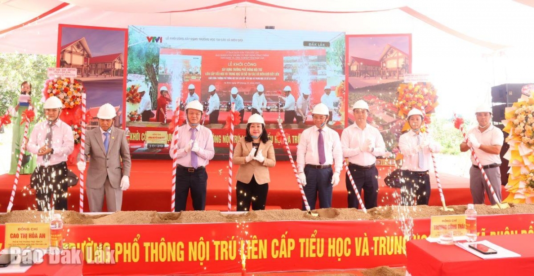 Các đại biểu khởi công xây dựng công trình.