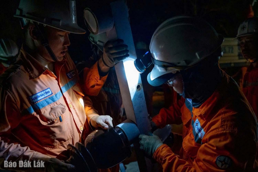 Để nhanh chóng cấp điện lại cho dân, công nhân điện lực liên tục tăng ca đêm.