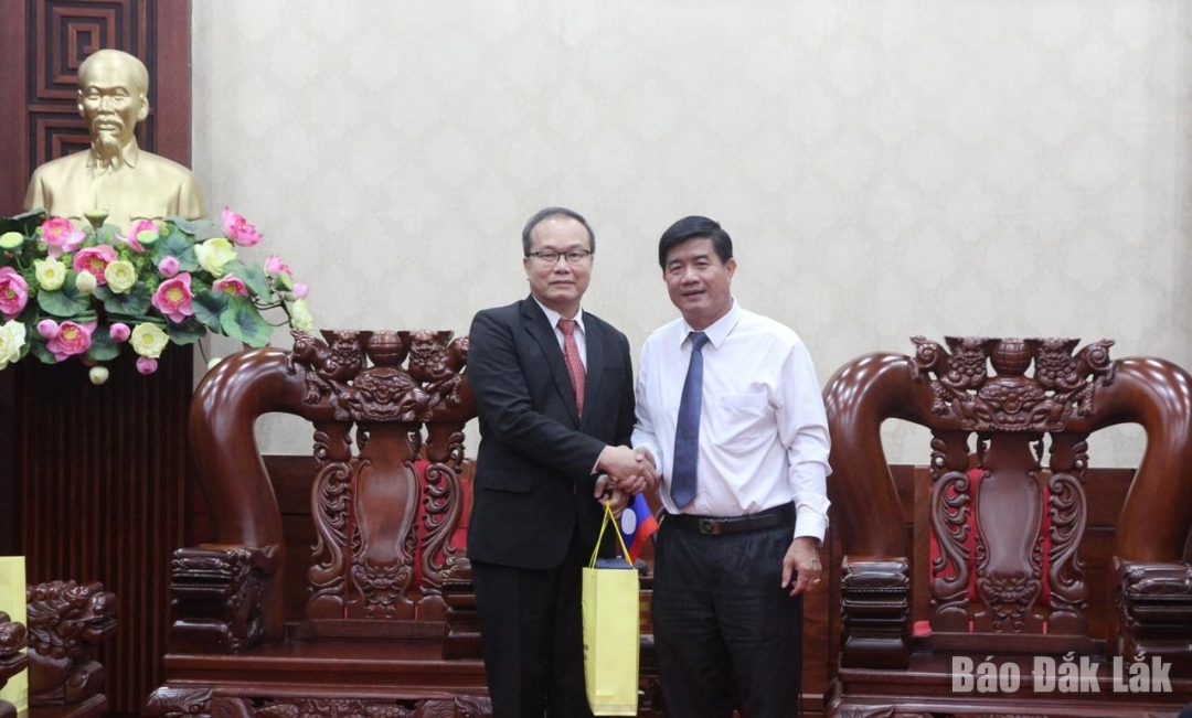 Phó Chủ tịch UBND tỉnh Nguyễn Thiên Văn trao quà của UBND tỉnh tặng ngài Souphanh Hadaoheuang.