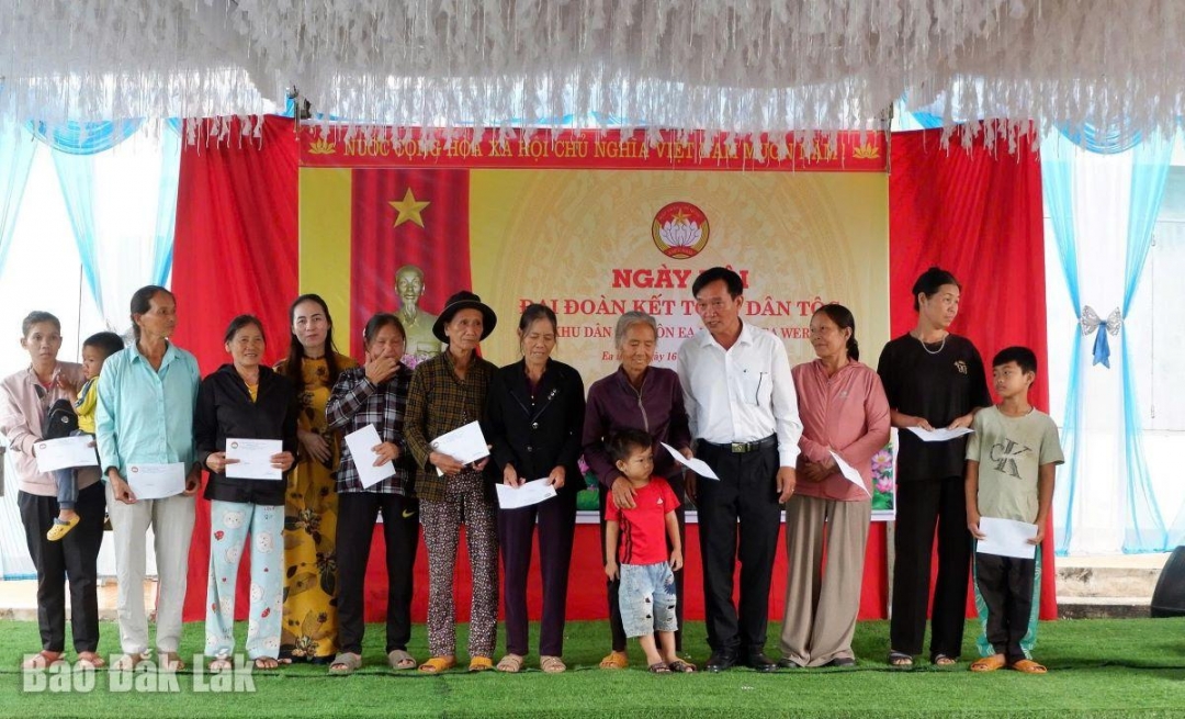 trao quà tặng các hộ