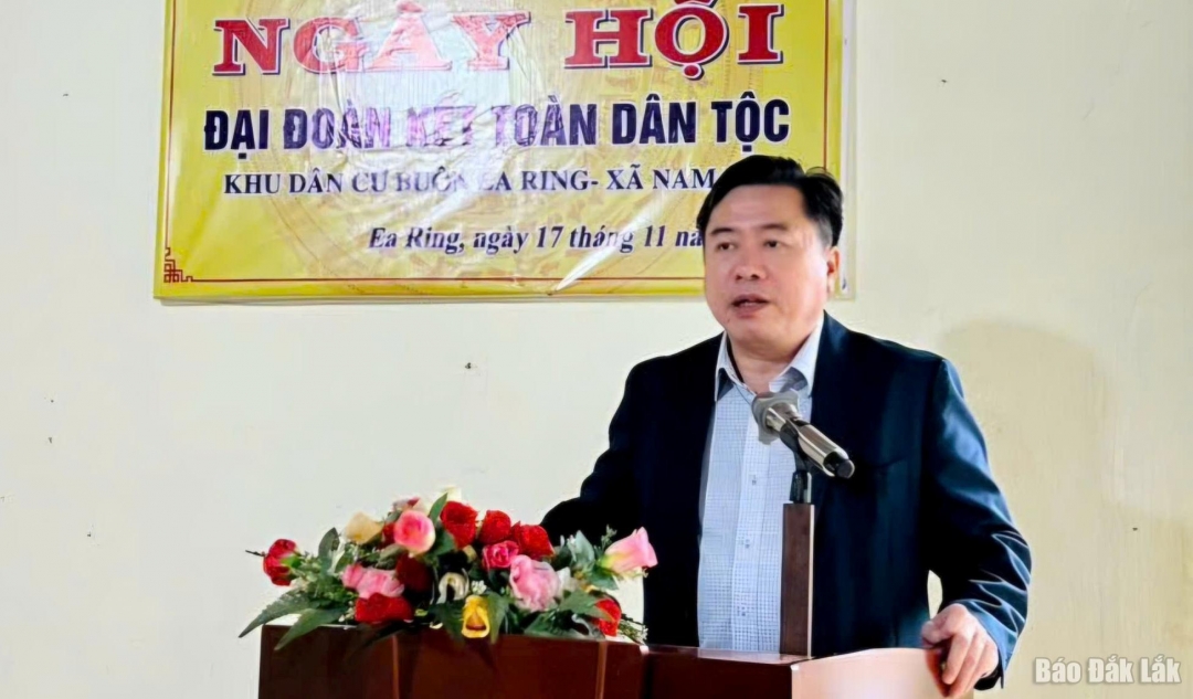 Ủy viên Ban Thường vụ Tỉnh ủy, Phó Chủ tịch Thường trực Ủy ban MTTQ Việt Nam tỉnh Trần Hữu Thế phát biểu tại ngày hội.