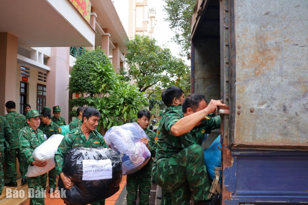 Bộ đội Biên phòng Đắk Lắk huy động hàng chục tấn hàng hóa gửi tặng bà con vùng lũ.