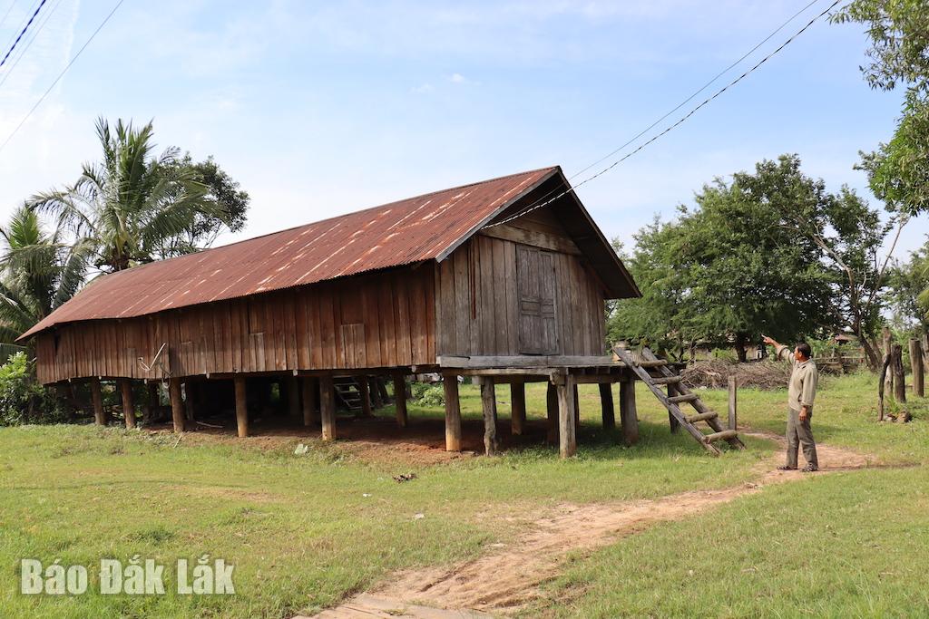 Không khó để bắt gặp những nếp nhà dài truyền thống ở Buôn Đôn (xã Buôn Đôn) .