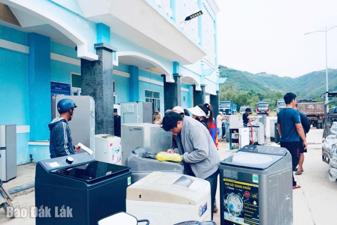 , sáng sớm 28/11, tại Nhà thi đấu đa năng xã Đồng Xuân, Nhóm thiện nguyện Điện Lạnh phường Ngũ Hành Sơn cũng đã bắt đầu tiếp nhận, sửa chữa và thay thế kinh kiện mới hoàn toàn miễn phí cho các thiết bị gia dụng bị hư hỏng do lụt cho người dân.