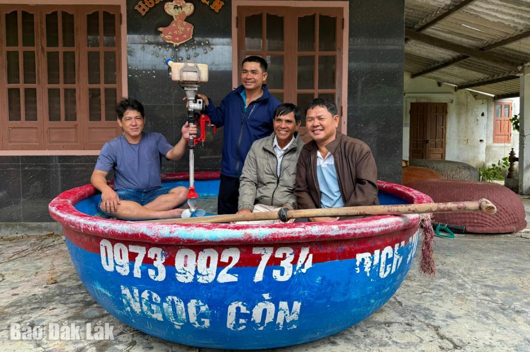  Các ngư dân: Nguyễn Hữu Khắn, Trần Ngọc Mỹ, Nguyễn Hữu Chu và Nguyễn Văn Cường (từ phải sang) bên chiếc thùng thúng cứu người. Ảnh: Ngọc Dung