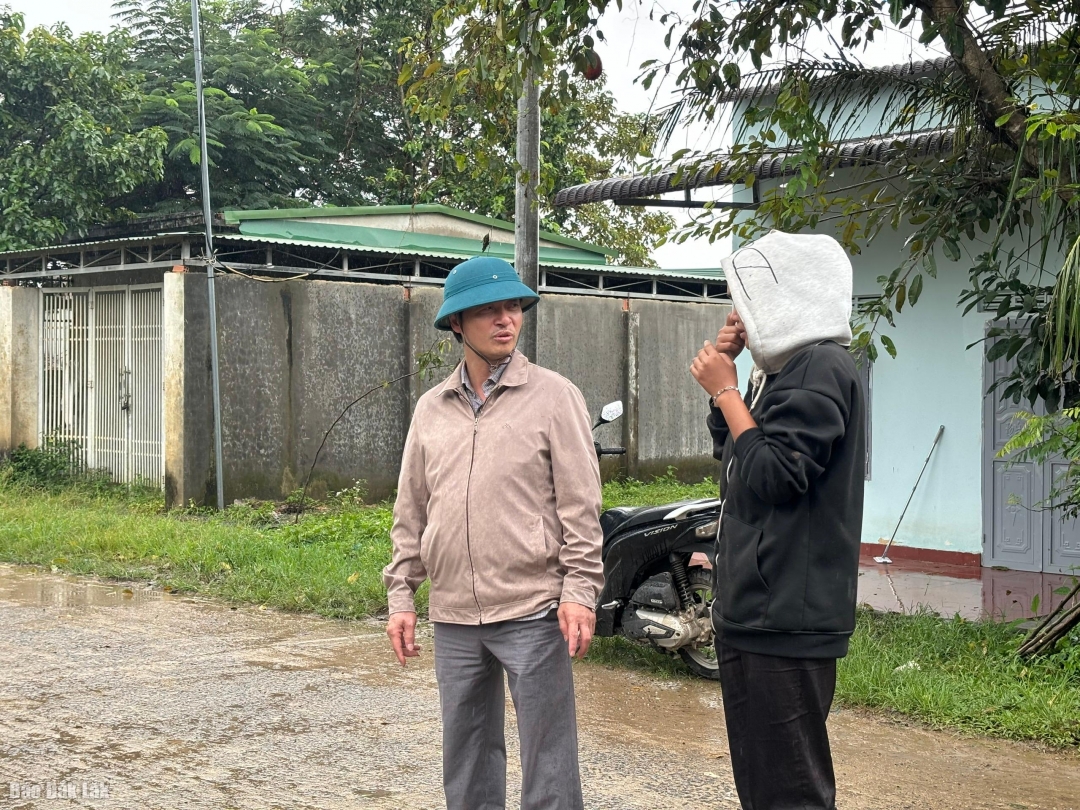 Chủ tịch UBND xã Mai Văn Phương vận động người dân buôn Krông di chuyển đến nơi an toàn.