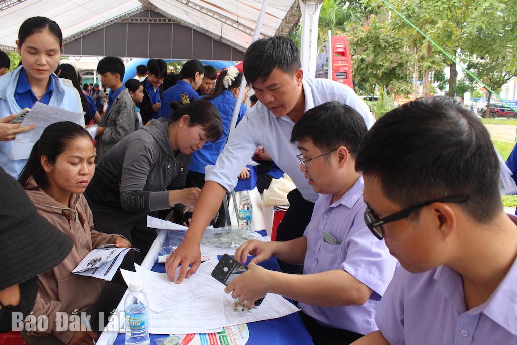 Đông đảo người dân xã Ea Súp đăng ký thông tin tuyển